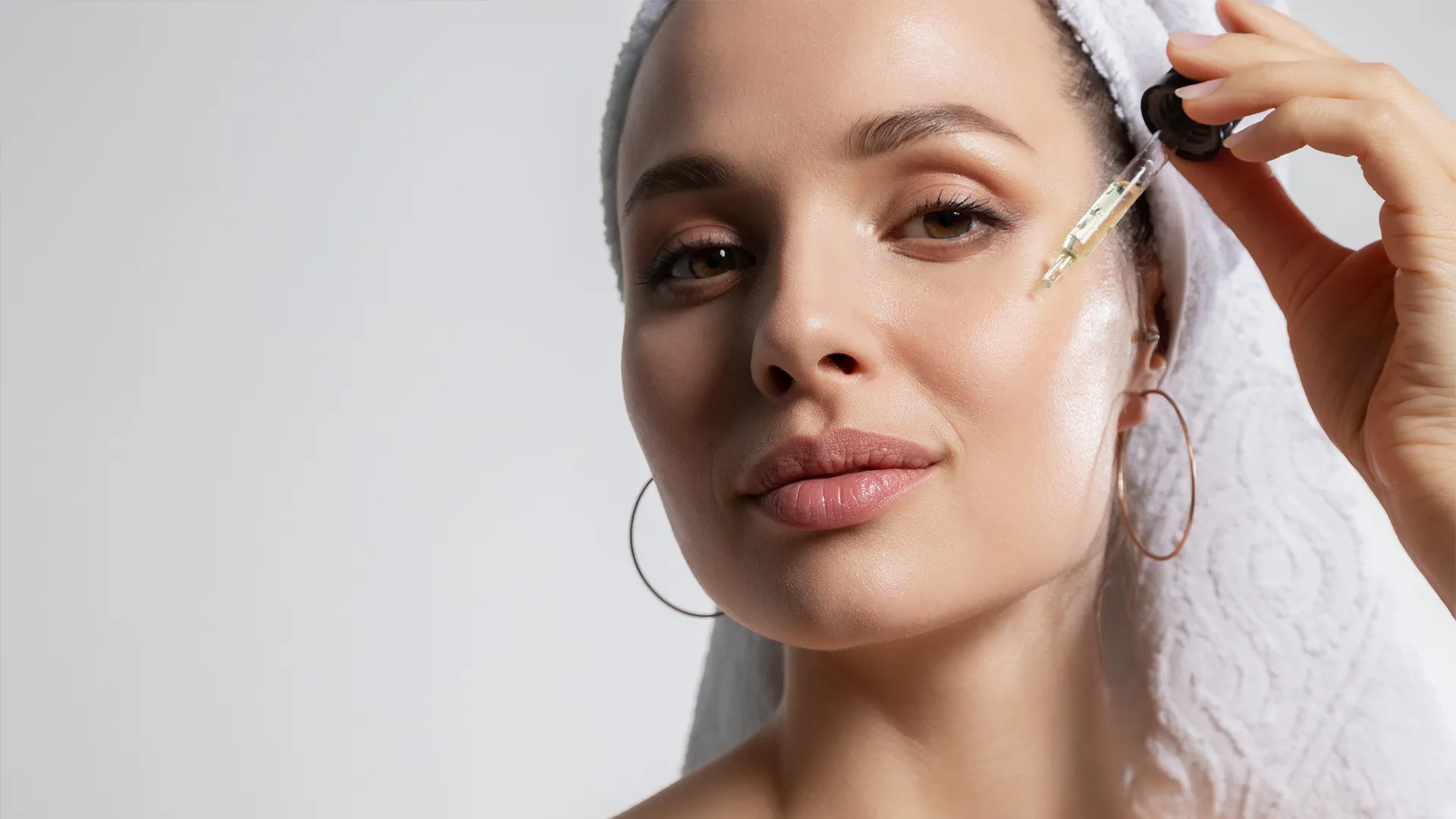 Woman using a facial serum.